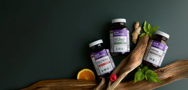 Potten New Chapter-supplementen op een houten plank