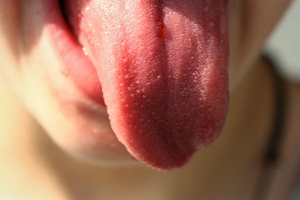 Close-up van een uitgestoken tong